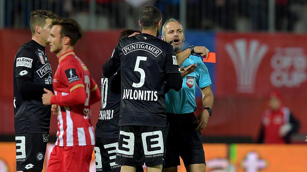 Schiedsrichter Rene Eisner zeigte Anastasios Avlonitis die rote Karte