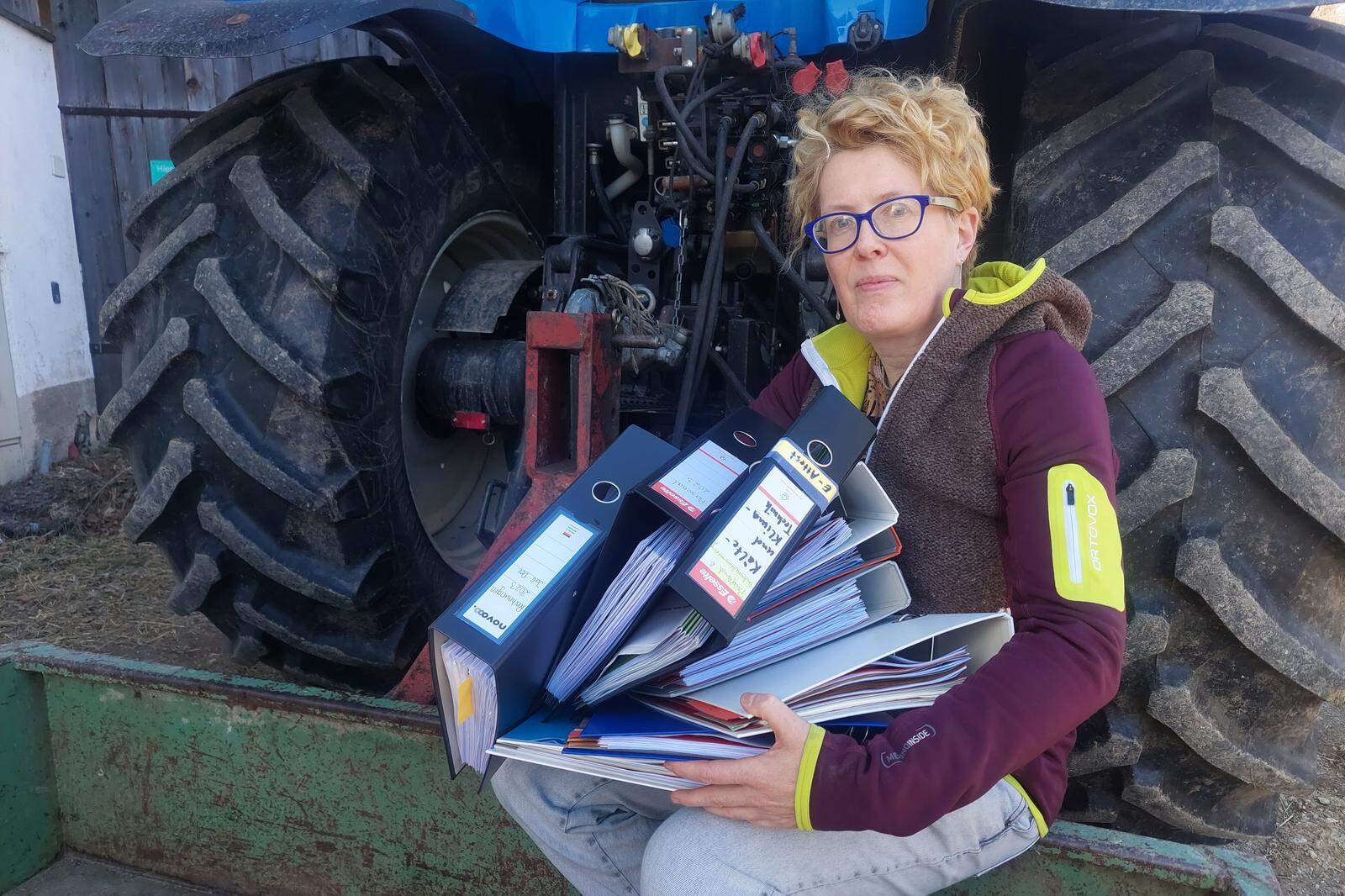 Mehrmals am Tag wechselt Waltraud Froihofer zwischen Bauernhof- und Büroarbeit