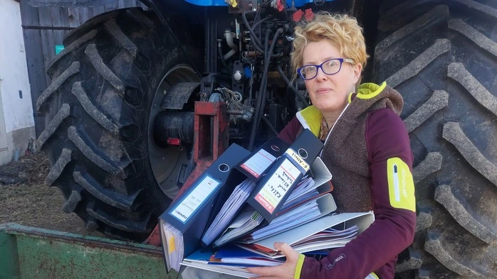 Mehrmals am Tag wechselt Waltraud Froihofer zwischen Bauernhof- und Büroarbeit