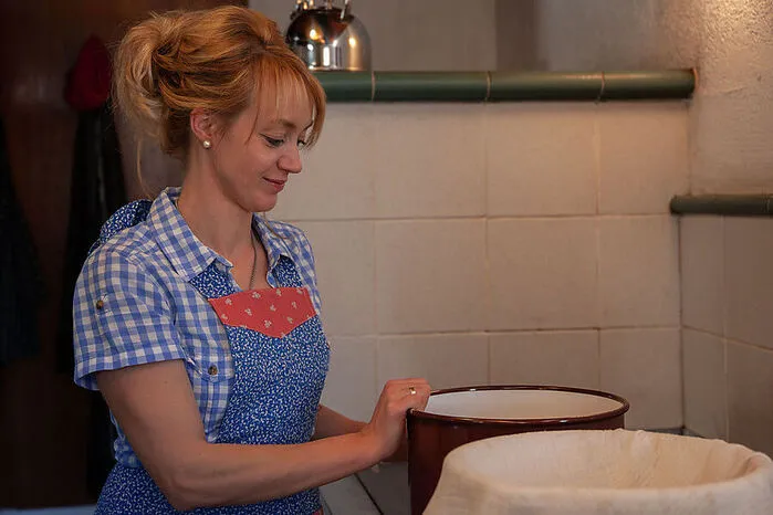 Martina Prossegger beim Kasnudel kochen