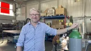 Geschäftsführer und Gründer Ewald Holler in seiner ersten Fertigungshalle. Auch heute wird dort noch gearbeitet