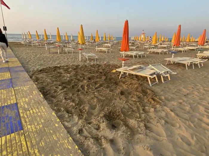 In der Nacht wurde das Loch von Strandarbeitern geschlossen