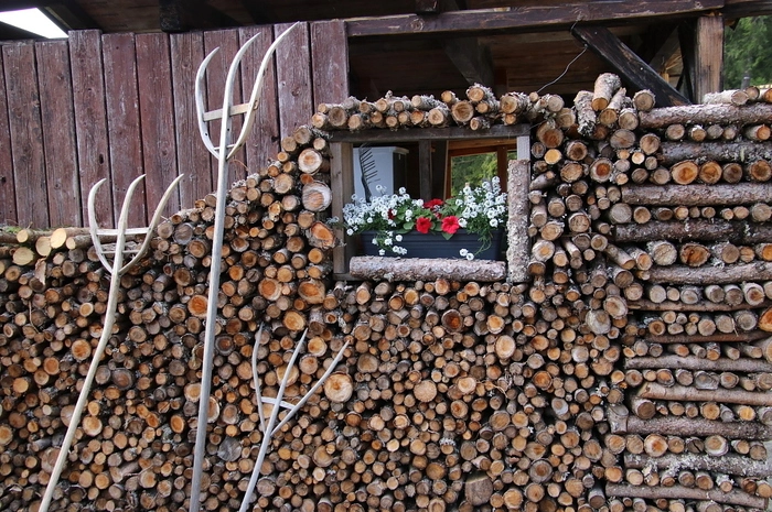 Organisiert von „Olm Herz“ Josef Krobath wurde von mehreren Harmonikaspielern flott aufgespielt, Mitglieder der Naturfreunde Voitsberg stimmten in die Lieder mit ein.