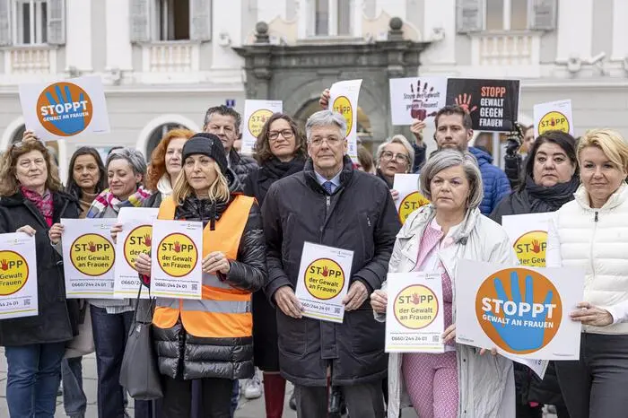 Protest gegen Femizide Frauenmorde Neuer Platz Klagenfurt März 2024