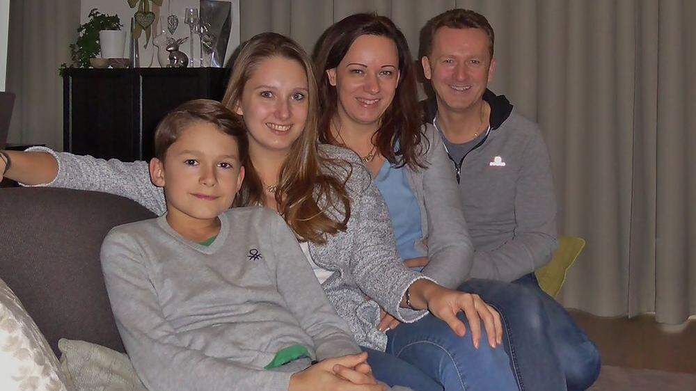 Holzer mit seiner Ehefrau und den beiden Kindern
