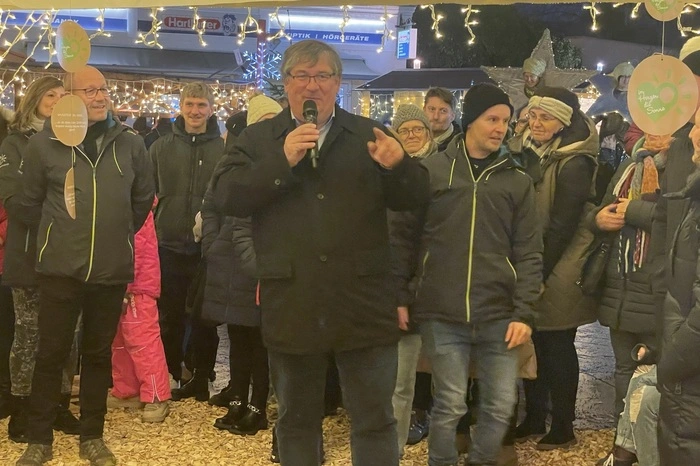 Der Markt ist an den Adventwochenenden freitags bis sonntags geöffnet, insgesamt präsentieren in den Hütten über 70 Aussteller ihre Werke. 
