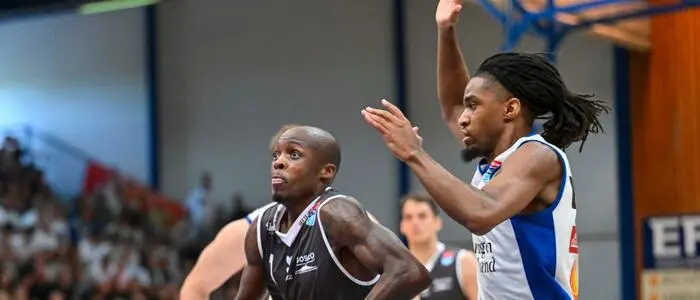 Andrew Jones (links) und die Bullen schlugen Glenn Taylor Jr. und die Gunners