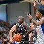 Andrew Jones (links) und die Bullen schlugen Glenn Taylor Jr. und die Gunners