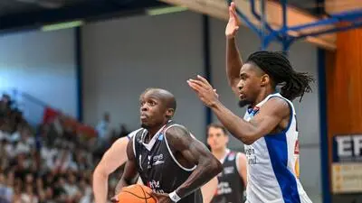 Andrew Jones (links) und die Bullen schlugen Glenn Taylor Jr. und die Gunners