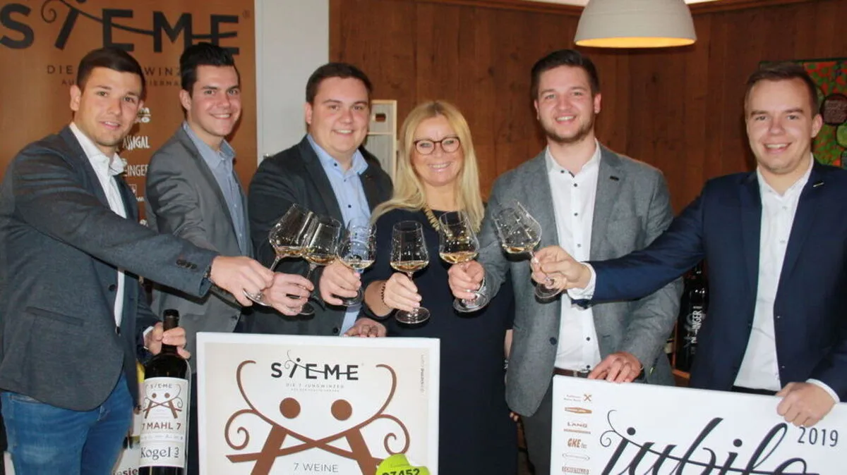 Florian Dillinger, Johannes Pichler, Stefan Germuth, Florian Lieleg und Florian Masser mit Gastwirtin Beatrix Drennig