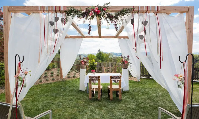 An die Stelle der kirchlichen Trauung tritt oft eine freie Zeremonie. Hier, das Weingut Pongratz in Gamlitz. 