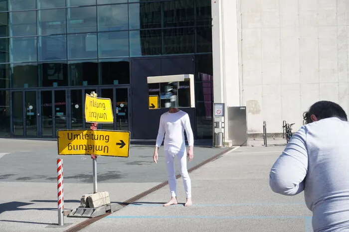 ... der gerade Arbeiten für seine nächste Ausstellung im Semperdepot in Wien fertigstellt.