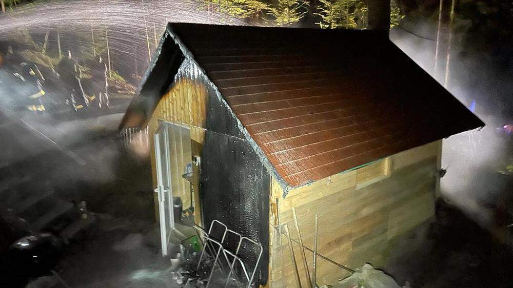 Die Fischerhütte wurde bei dem Brand schwer beschädigt