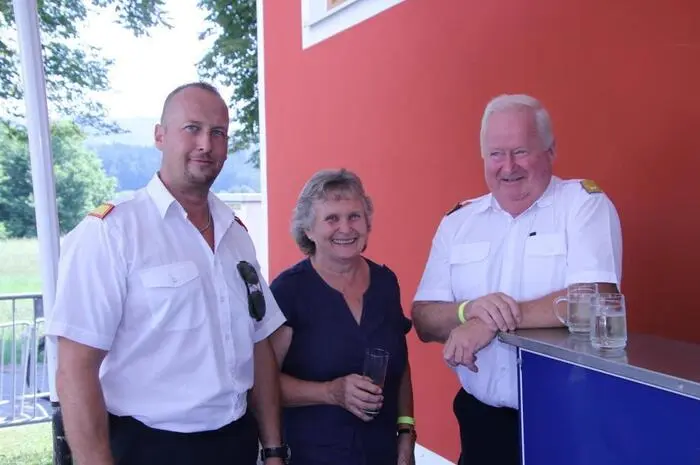 Nach dem kirchlichen Umgang, den der Musikverein Gestüt Piber gestaltete, wurde beim Rüsthaus zu den Klängen der „Alpenland Power“  gefeiert, geschmaust und geplaudert. Zahlreiche Abordnungen der Feuerwehren mit Abschnittsbrandinspektor Bernhard Haller an der Spitze sowie Brandrat Johann Bretterklieber aus Deutschlandsberg gaben sich die Ehre. 