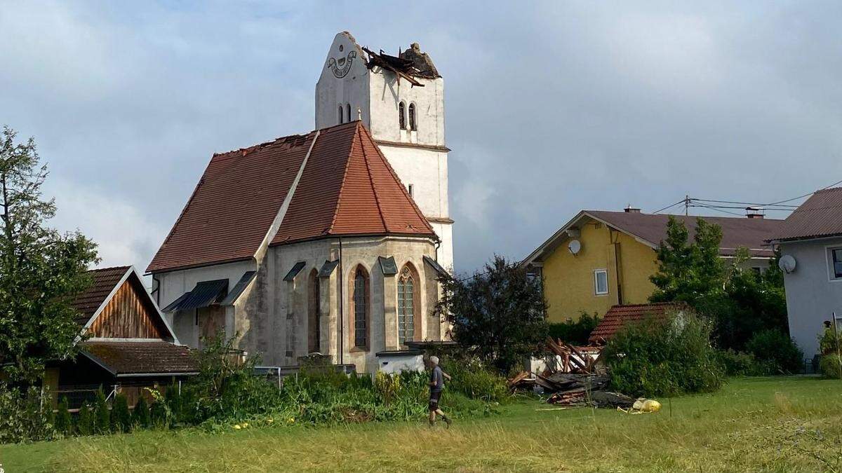 Der Kirchturm in St. Marxen in der Marktgemeinde Eberndorf in Kärnten wurde durch die heftigen Unwetter schwer beschädigt