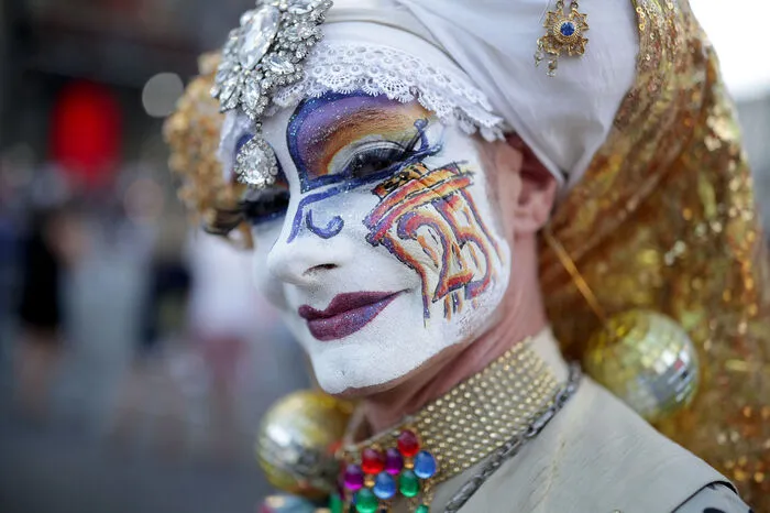 Das Make-up kann sich sehen lassen.
