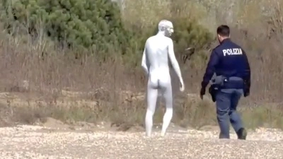 Die vermeintliche „Leiche“ wurde von der Polizei abgeführt 