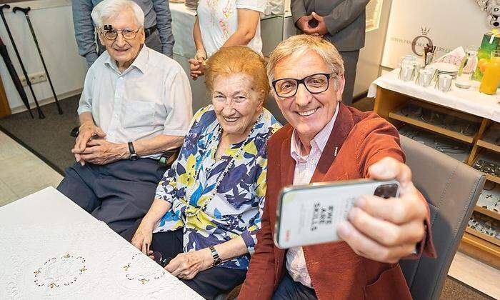 Selfie mit Maria Kremsner und ihrem Mann Wilhelm: Für WK-Präsident Josef Herk ist die Unternehmerin, die Anfang August ihren 90. Geburtstag feierte, ein Beweis dafür, „dass Unternehmertum jung hält“ 