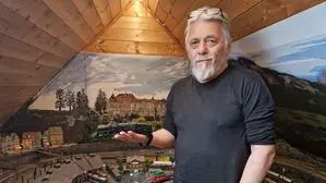 Renaldo Badelka hat seinen Dachboden in eine Modelleisenbahnlandschaft verwandelt