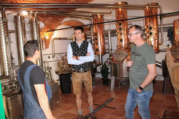 Der vielfach ausgezeichnete Betrieb produziert Edelbrände, Liköre, Whiskey und Weine auf höchstem Niveau und erfreut mit den Produkten Kunden im In- und Ausland.