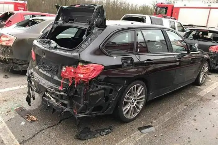 Die nahestehenden Autos wurden regelrecht geschmolzen.
