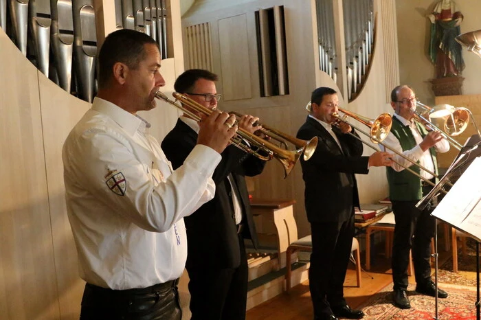 Zur Verschönerung der heiligen Messe, die von Dechant Lawrence Pinto zelebriert wurde, sorgte die Bläsergruppe der Dommusik Klagenfurt unter der Leitung von Hans Wurzer.