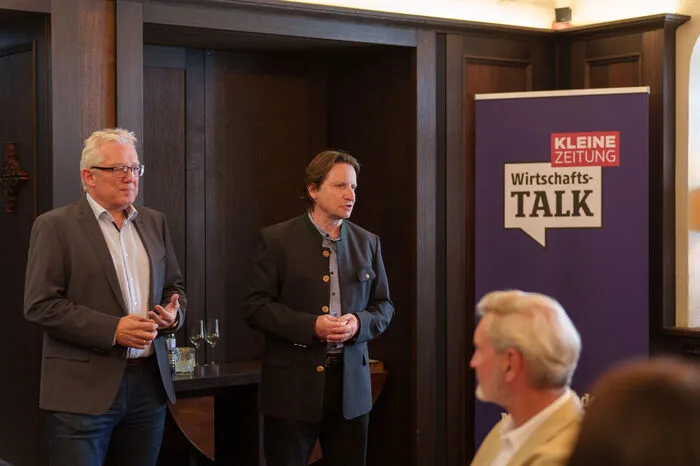 Begrüßten viele Branchen in konzentrierter Runde: Thomas Spann und Ernst Sittinger (Kleine Zeitung) luden die Spitzen der Wirtschaft zum Talk