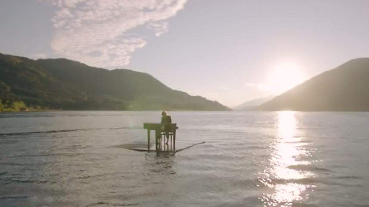 Jogl Brunner samt Klavier - mitten auf dem Kärntner Weißensee