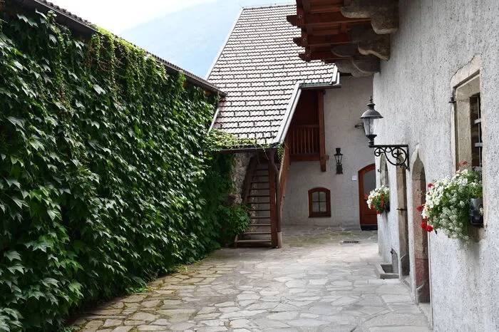 Auch im Innenhof des Gemeindeamts Obervellach präsentiert sich traditionell ein Winzer.