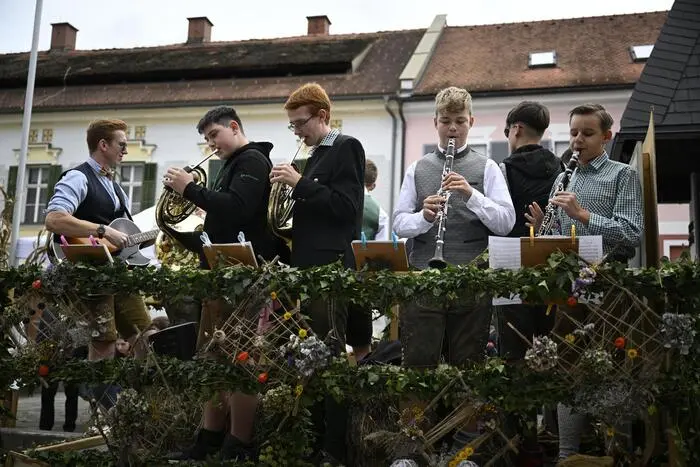 Neben Weinen der regionalen Winzer war auch für Musik gesorgt