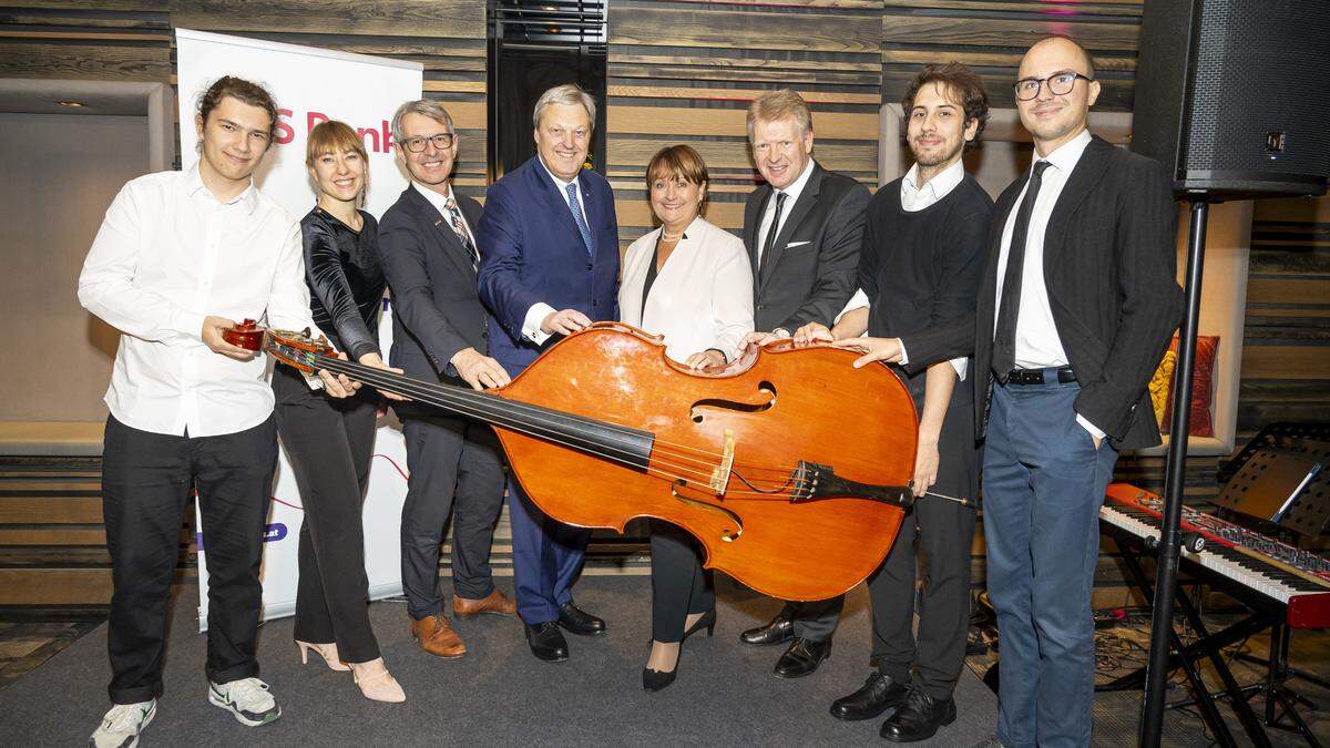 Stimmungsvoller Jubiläumsabend der BKS Bank in der Steiermark mit dem Ensemble des Jazz-Instituts: Thomas Quendler, Lilli Kornhuber, Hubert Ulbing – Leiter Privatkundengeschäft, Vorstandsmitglied Nikolaus Juhász, Vorstandsvorsitzende Herta Stockbauer, Manfred Geiger – Leiter der Direktion Steiermark, Jakob Gönitzer, Christopher Zangl