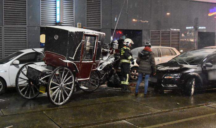 Ein Pferd wurde unter dem Auto eingeklemmt 