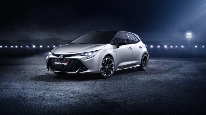 Toyota enthüllt zwei neue Varianten des Corolla: Der neue GR Sport kommt mit eigenständigem Kühlergrill mit dunklem Chrom sowie eine neue Frontschürze, Seitenschweller und Heckdiffusor. 18-Zoll-Leichtmetallfelgen, abgedunkelte hintere Scheiben, LED-Scheinwerfer, Nebelscheinwerfer sowie die exklusive Außenfarbe Dynamic Grey zeichnen ihn aus.