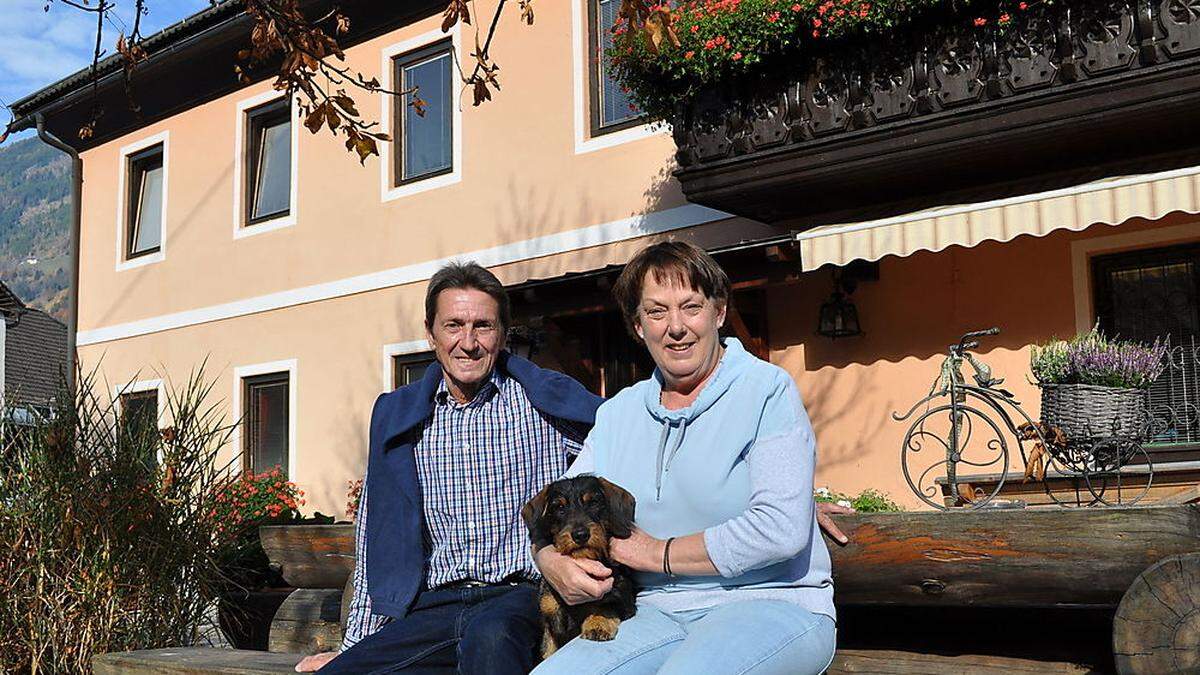 Sie waren Wirte mit Leib und Seele. Nun freuen sich Hias und Margret Funder zum Beispiel auf mehr Zeit mit Hund Kenny 