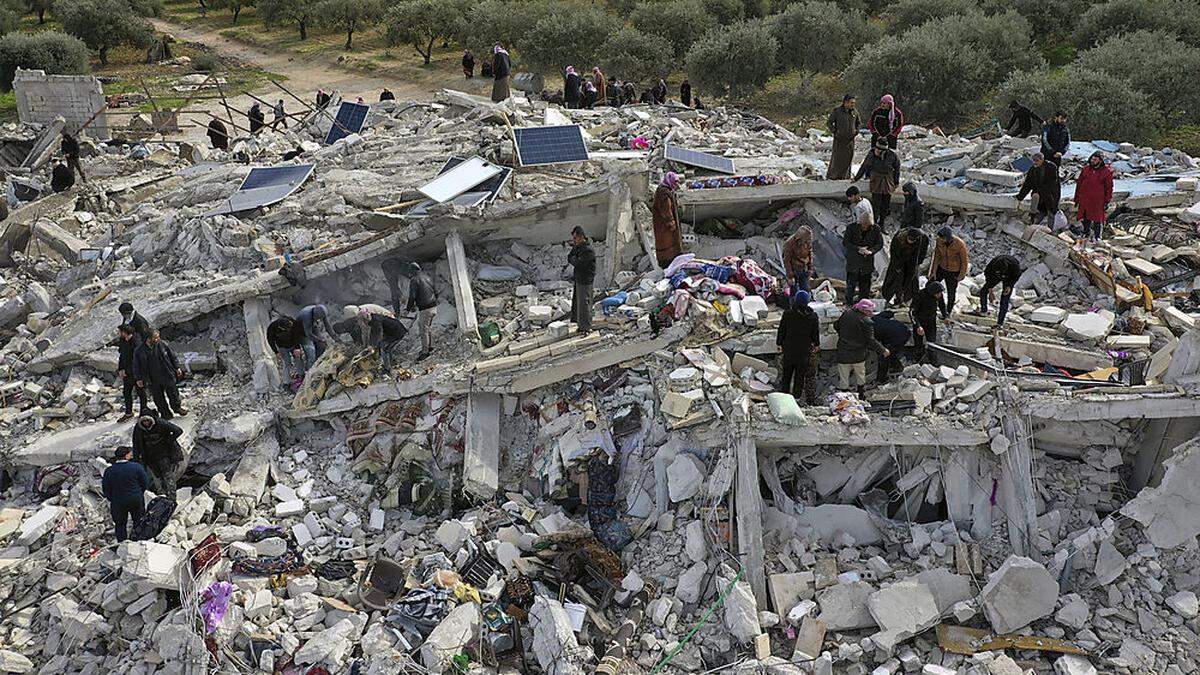 Nach dem schweren Erdbeben besteht Hoffnung, noch Überlebende in den Trümmern zu finden
