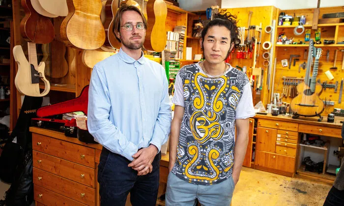 Christoph Seewald mit seinem Lehrling Abbas Ebrahimi. Er ist der einzige  der drei  Gitarrenbauer, der einen Lehrling ausbildet