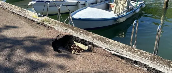 Die Mole an der Riva Slataper muss stabilisiert werden. Dort haben sich Teile der Kaimauer gelöst, was für Schlaglöcher sorgt
