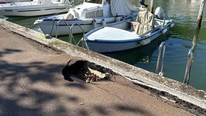 Die Mole an der Riva Slataper muss stabilisiert werden. Dort haben sich Teile der Kaimauer gelöst, was für Schlaglöcher sorgt