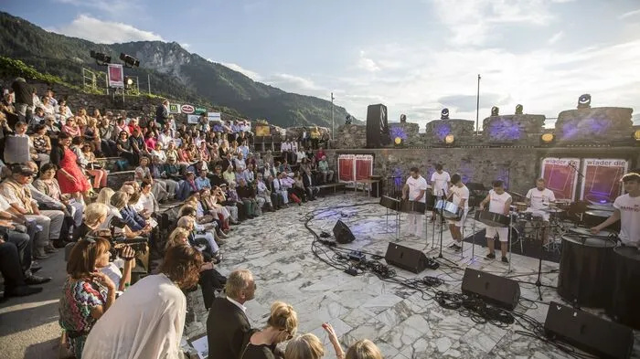 Zum 30. Mal wurde Samstagabend ein Zeichen gegen die Gewalt gesetzt. Der Gemeinnützige Verein "Wider die Gewalt" lud zur Benefizgala in die Burgarena Finkenstein. Organisatorin Melitta Trunk freute sich über zahlreiche (prominente) Gäste.