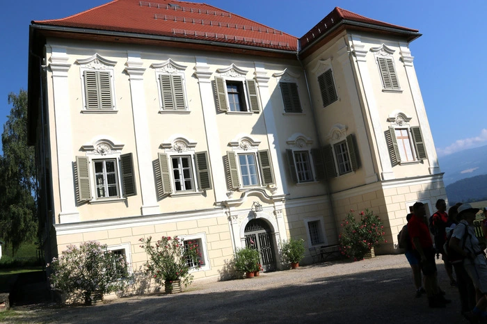 Treffpunkt der rund 60 Teilnehmer war das Schloss Eberwein in Leifling, wo Hausherr Hanno Glawischnig die Geschichte des Hauses vorstellte.