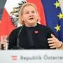 Arbeits- und Sozialministerin Korinna Schumann (SPÖ) fordert eine „verdiente Chance auf einen Wiedereinstieg“