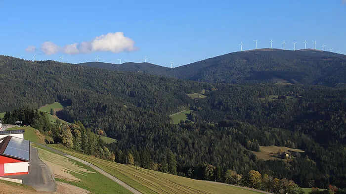 Zukunftsvision: Links am Bild der geplante Windpark Bärofen, die Windräder rechts sind mittlerweile schon gebaut und gehören zum Windpark auf der Hebalm 
