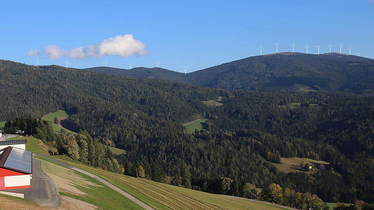 Zukunftsvision: Links am Bild der geplante Windpark Bärofen, die Windräder rechts sind mittlerweile schon gebaut und gehören zum Windpark auf der Hebalm 
