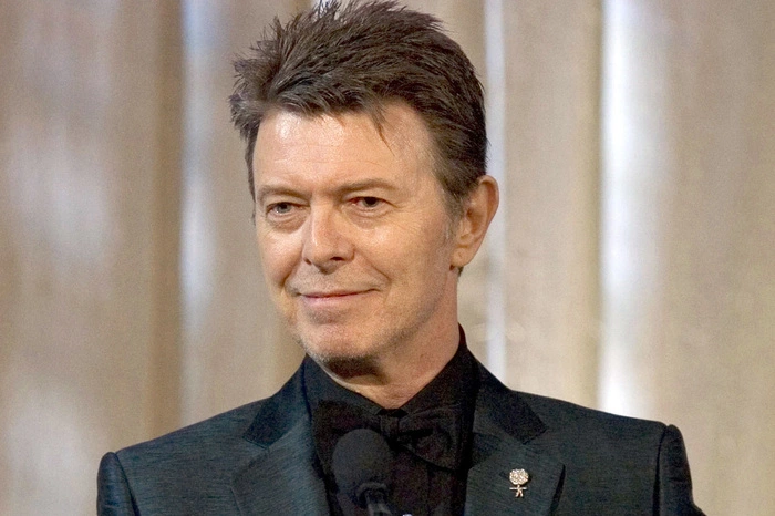 Der vor mehr als einem Jahr gestorbene David Bowie wurde für sein letztes Studioalbum "Blackstar" in fünf kleineren Kategorien ausgezeichnet. Er gewann posthum Grammys für die beste Rockperformance, den besten Rocksong, das beste Alternative-Music-Album, das beste die Aufnahme begleitende Verpackung und Booklet, sowie für das technisch am besten ausgeführte Album. Bowie starb am 10. Jänner 2016, zwei Tage nach seinem 69. Geburtstag und der Veröffentlichung von "Blackstar".