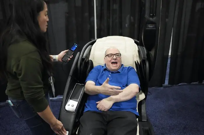 Ein CES-Besucher testet den Massagestuhl „Super Novo X“. Was diesen so besonders macht? Ein virtueller Assistent erfragt vorab Bedürfnisse, Schmerzen oder den körperlichen Gesamtheitszustand. Die Massage erfolgt dann quasi individualisiert. 