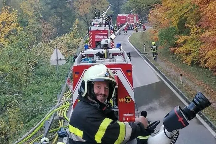 Das Gebiet wurde mit großen Wasserwerfern nass gehalten.