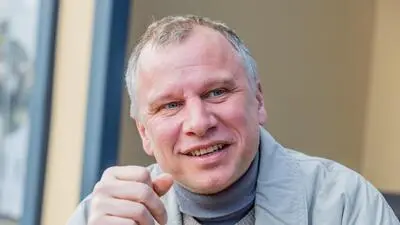 Robert Stadlober beim Gespräch am „Pirker“-Set