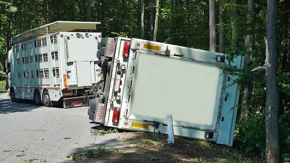 Der umgekippte Transportanhänger