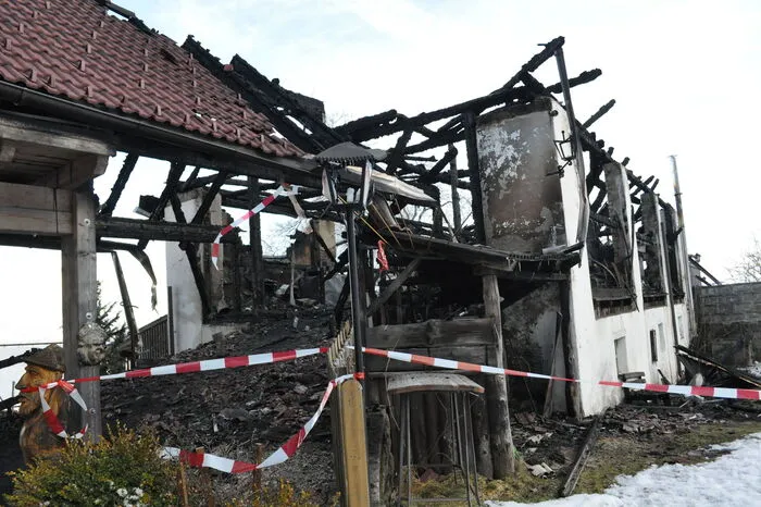 Ein Feuer, ausgelöst durch einen Kurzschluss, zerstörte den Pizzastadl völlig.