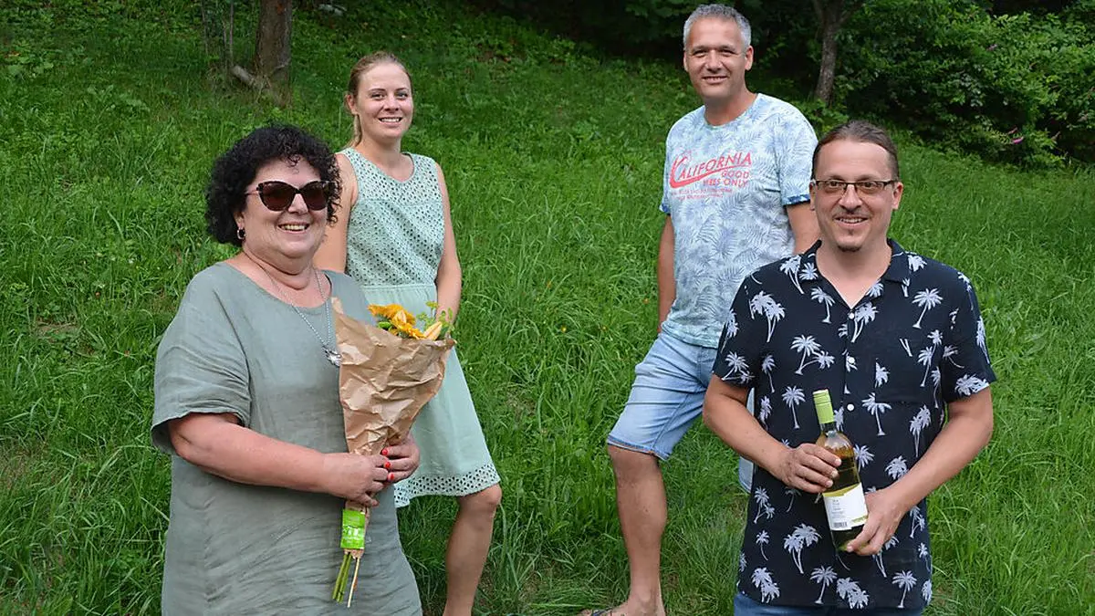 Christian Zach und Karin Prettenthaler (beide vorne) übernehmen die Führung der Grünen im Bezirk Voitsberg von Harald Höller und Melanie Neumann (zweite Reihe)